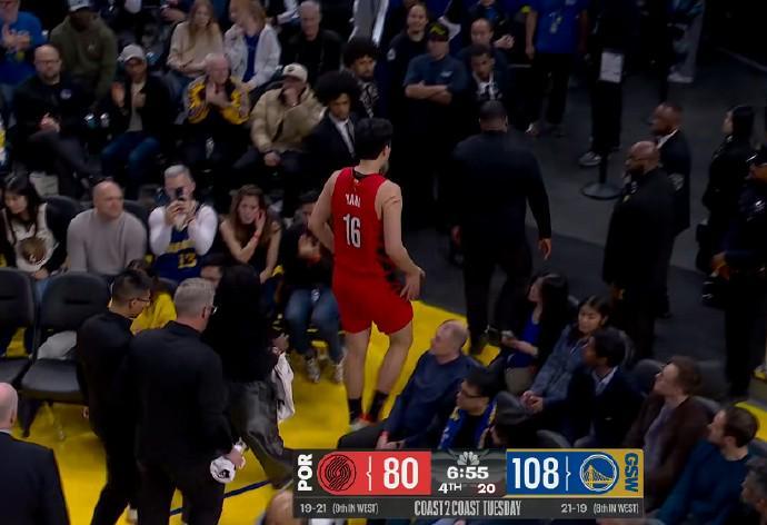 kaiyun开云体育官网-幸无大碍！杨瀚森后脑被撞后经短暂检查重返球场继续比赛